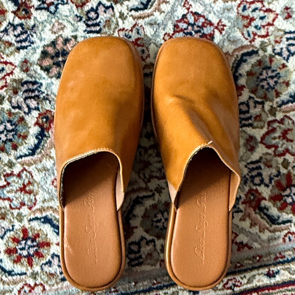 Lisa Says Gah Dakota Clogs
